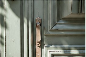 Holzoberfläche und Türdetail in Grün